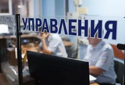 Неадекватный мужчина бросался на людей в Краснодаре. Его помогли задержать прохожие