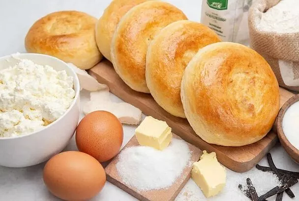 Творожные булочки без дрожжей: разминаю рассыпчатый творог вилкой — получаются воздушные, с нежной мякотью