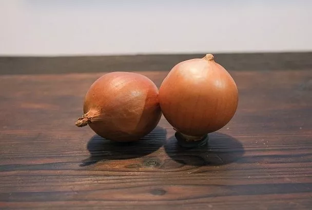 А если ждать нельзя: 3 способа ускорить созревание лука