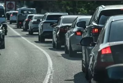 Две восьмикилометровые пробки образовались на трассе М-4 «Дон» в направлении курортов Краснодарского края  