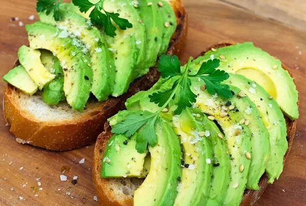 С такими бутербродами и салатов не надо: 5 вариантов намазки, в ней и овощи, и рыбка, и творожный сыр