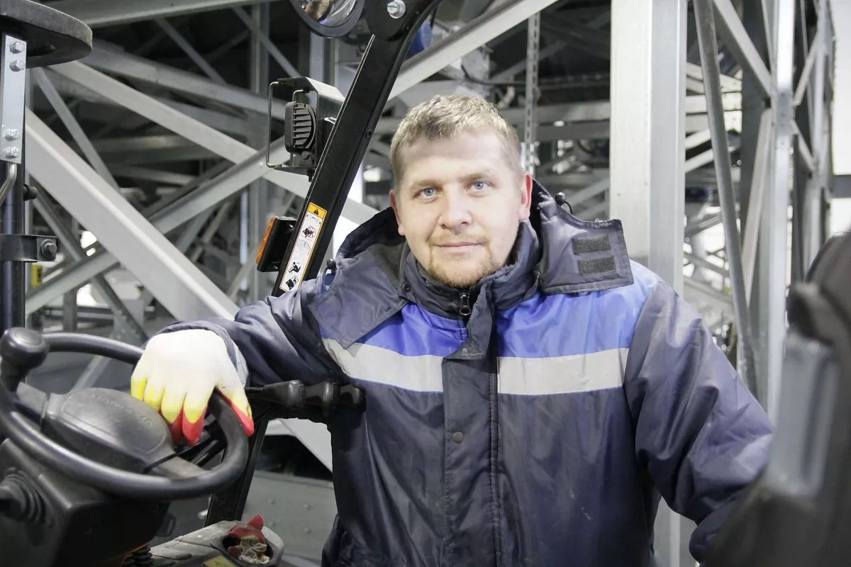 Слесарь-ремонтник Павел Федин и его коллеги «на короткой ноге» с роботами.