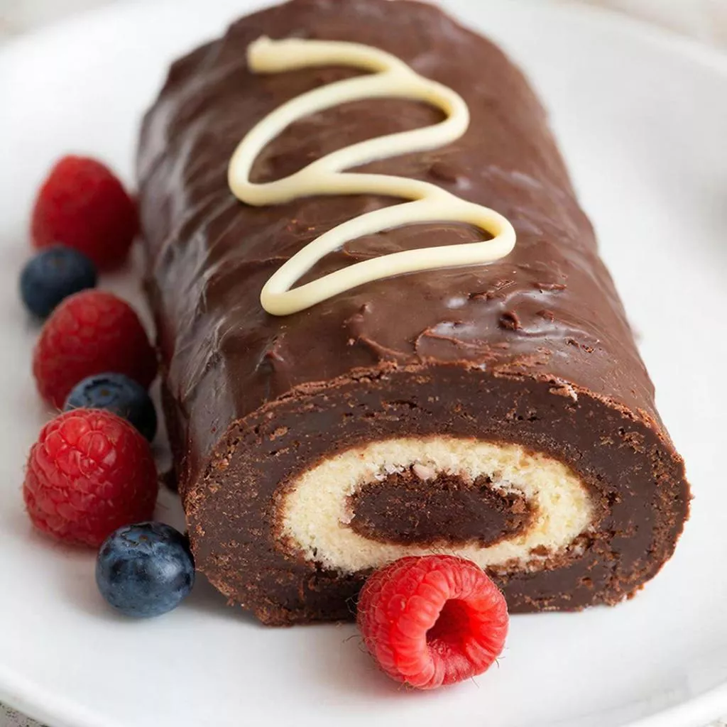 Когда дети просят чего-нибудь сладенького, начинают замешивать чумовой рулет "Баунти" из трех ингредиентов. Без выпечки и хлопот