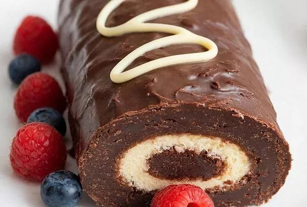 Когда дети просят чего-нибудь сладенького, начинают замешивать чумовой рулет "Баунти" из трех ингредиентов. Без выпечки и хлопот