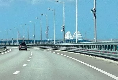 Час в ожидании проезда: машины скопились у Крымского моста со стороны Керчи