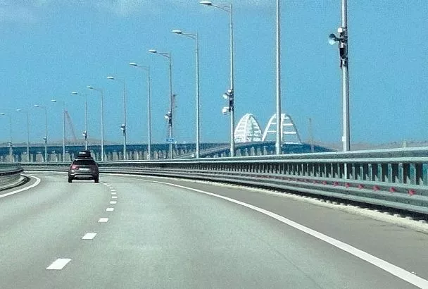 Час в ожидании проезда: машины скопились у Крымского моста со стороны Керчи