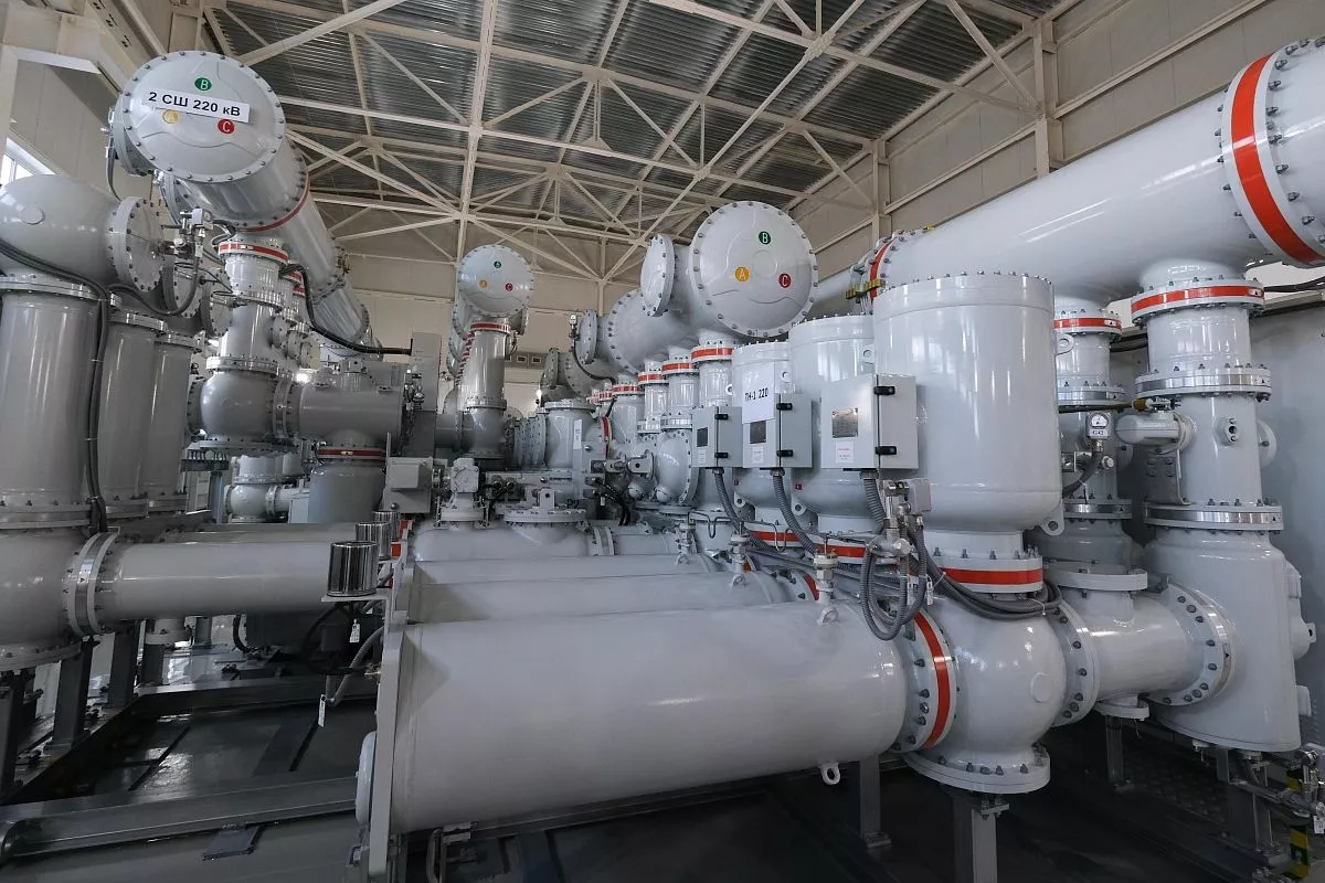 Энергомост, присоединивший полуостров, работает в оба направления в зависимости от пиков потребления.