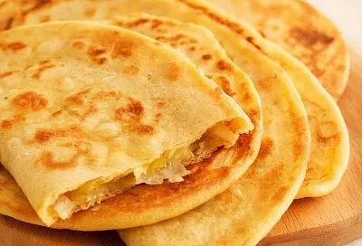 Беру три столовые ложки майонеза и стакан кефира. через 15 минут на столе гора пышек, нежных и тающих во рту