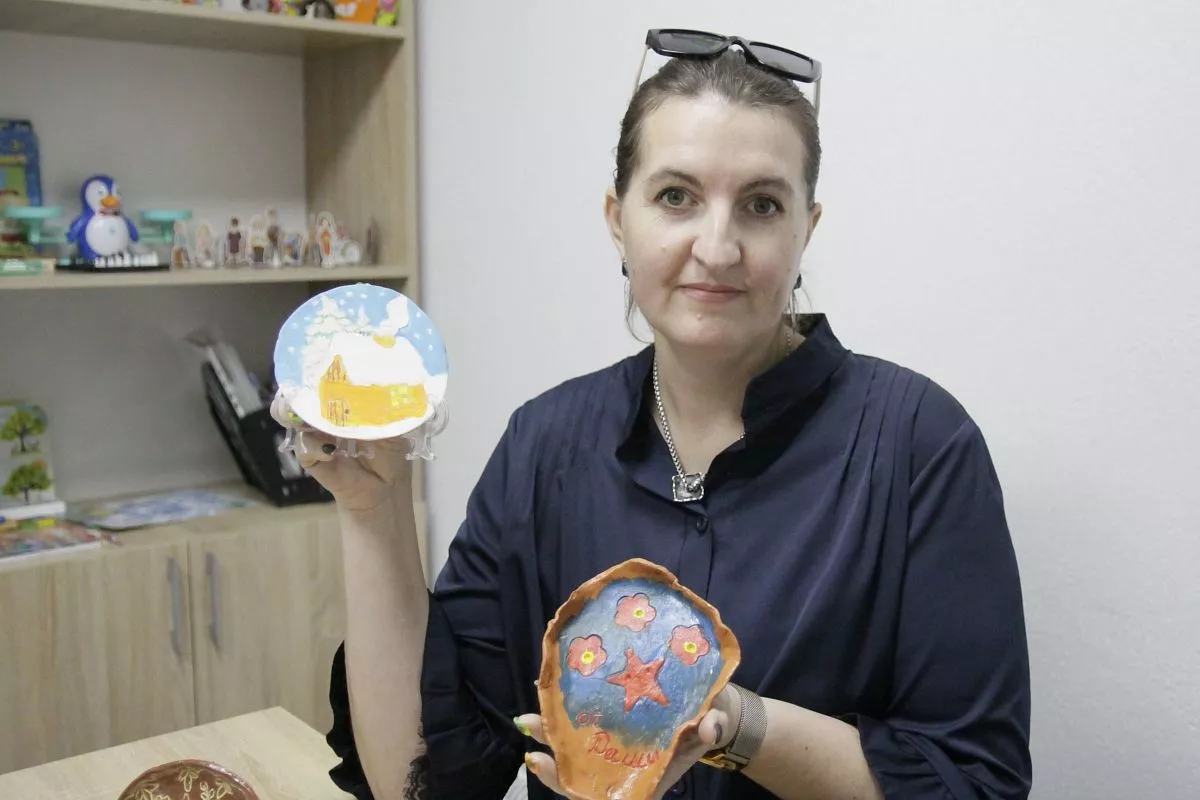 Яна Бугаева занимается с ребятами керамикой, декупажем и рисованием.
