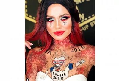 Ростовская модель нарисовала на груди символ ЧМ-2018 - волка Забиваку