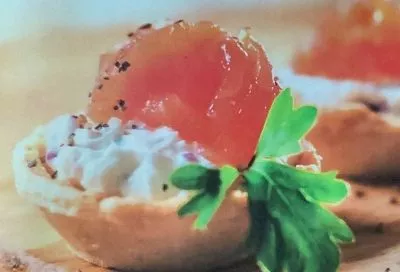 Беру тарталетки — и через 15 минут потрясающая закуска на столе: сижу отдыхаю, пусть другие дуреют у плиты