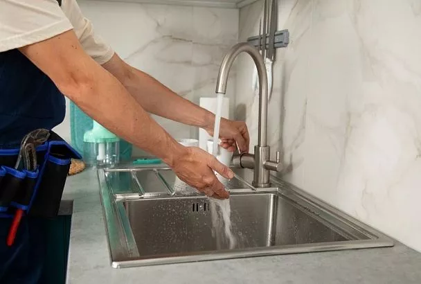 Экономичный, но действенный способ прочистки забившейся раковины