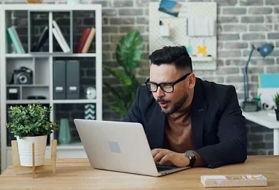 Забор крови у младенцев и отнятые зарплаты учителей: какими фейковыми «постановлениями» пугали россиян в 2025 году