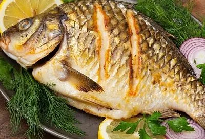 Карп в духовке, запеченный целиком в фольге: сочный, ароматный, с лимоном