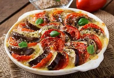 Полноценное блюдо за полчаса и без рисков для фигуры - это реально: запеченные баклажаны с помидорами и моцареллой