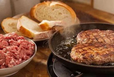 «Вечный» фарш для котлет на хлебе: сочный и нежный - лепится сам, а жарятся котлеты мечты