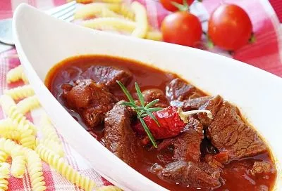 Мясные обрезки не выбрасываю. Нашел старинный голландский рецепт, который превращает остатки в бюджетный и вкусный ужин