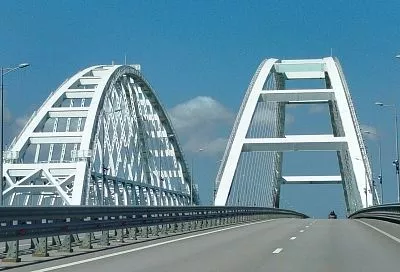 Более 600 машин стоят в пробке перед Крымским мостом