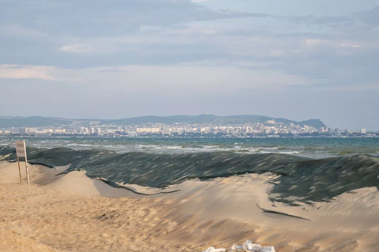 В Анапе начали демонтаж искусственной насыпи на пляжах со стороны центра и Витязево