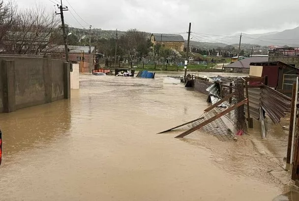 Улицы превратились в реки, подтоплены дома: аномальные ливни ударили по Дагестану