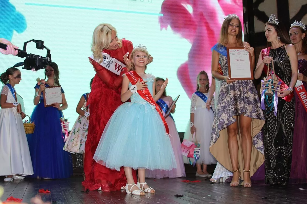 Корона из рук первой красавицы Корона из рук первой красавицы