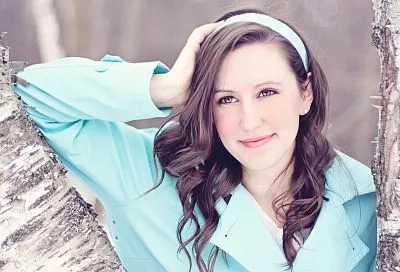 И к косметологу не надо ходить: одежда этих цветов способна качественно «стирать» возраст