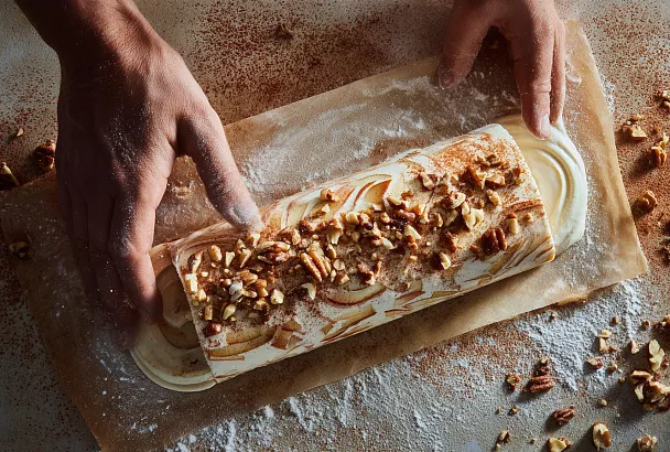 Рулет, где яблок больше, чем теста — осенний «перевёртыш» с корицей