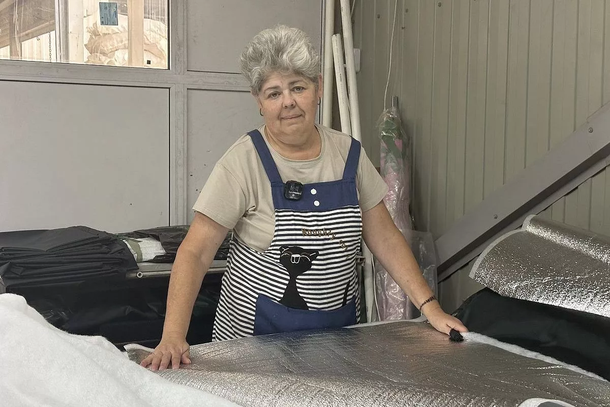 Ольга Олиярник руководит цехом по пошиву антидроновых одеял. Ольга Олиярник руководит цехом по пошиву антидроновых одеял.