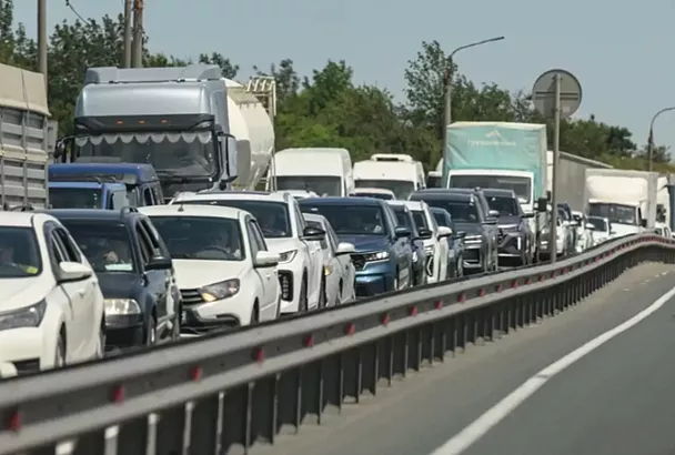 Автотуристы едут на курорты: где в Краснодарском крае по пути к Черному морю образовались пробки