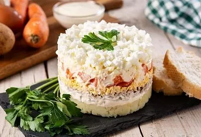 Собираем шикарный праздничный салат по слоям: рецепт, который вас покорит своей простотой и недорогими ингредиентами