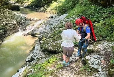 Спасатели помогли выбраться из каньона реки в Сочи туристке, повредившей руку