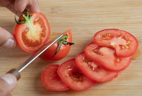 Едим ядовитые помидоры? Как проверить нитраты дома за 2 минуты — лайфхак со спичкой