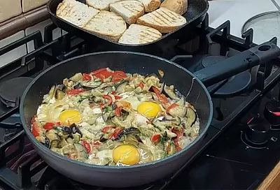 Идеальный завтрак счастливых людей за 15 минут: жареные овощи и яйцо — проверенный рецепт для яркого старта дня