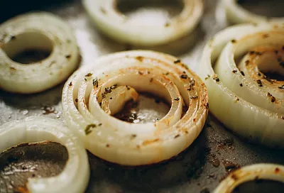 Луковые чипсы с сыром: хрустящий перекус за 30 минут