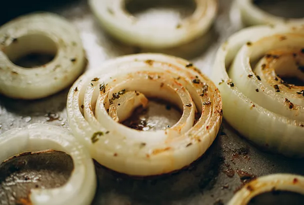 Луковые чипсы с сыром: хрустящий перекус за 30 минут