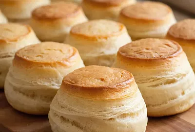 Слойки на кефире слоистые как «Наполеон», только быстрее и проще. Хрустящие, нежные и очень аппетитные