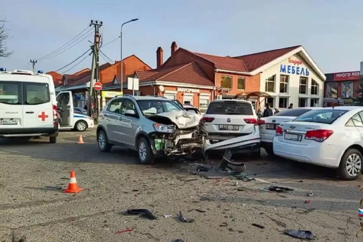 Водитель иномарки погиб, врезавшись в пять припаркованных автомобилей на Кубани