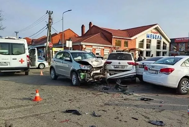 Водитель иномарки погиб, врезавшись в пять припаркованных автомобилей на Кубани