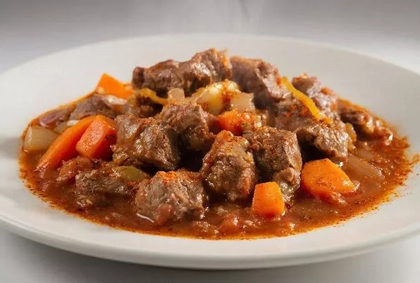 Нежный гуляш из говядины с насыщенным соусом: идеальный ужин без хлопот за 30 минут