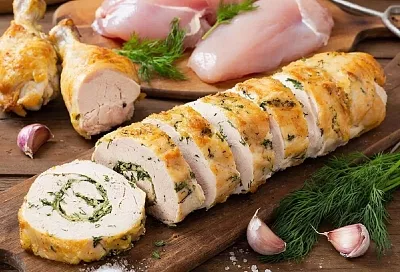 Колбасу больше никто и не вспоминает! Вместо нее на завтрак едим куриный рулет с зеленью: рецепт, который легко повторит и ребенок