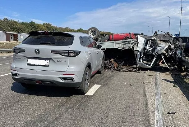На Кубани в массовом ДТП погиб водитель иномарки
