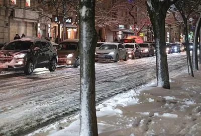 Снегопад в Краснодаре. Спецтехника работает над расчисткой дорог  