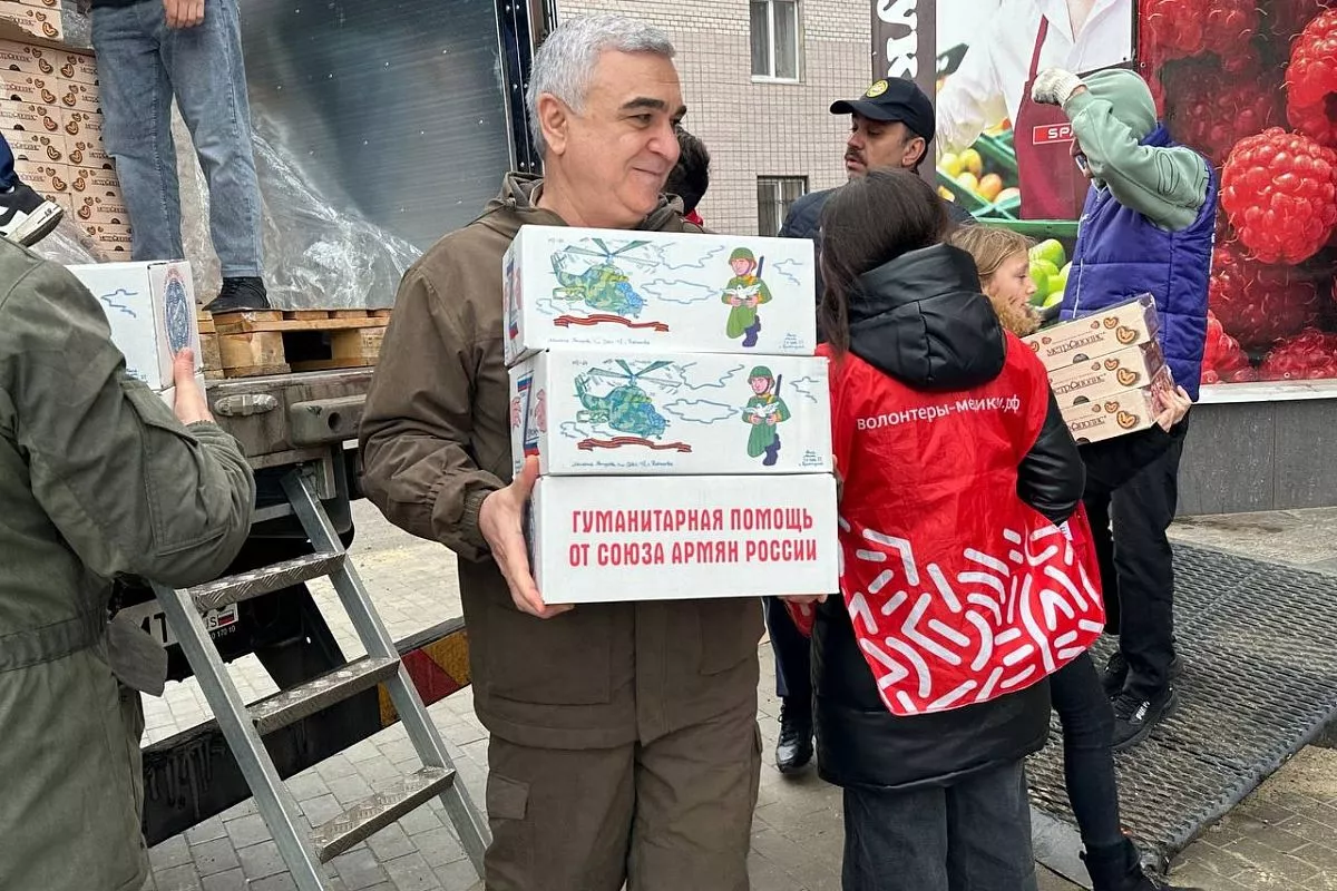 Камо Айрапетян лично принимает участие в отправке гуманитарной помощи участникам СВО.  