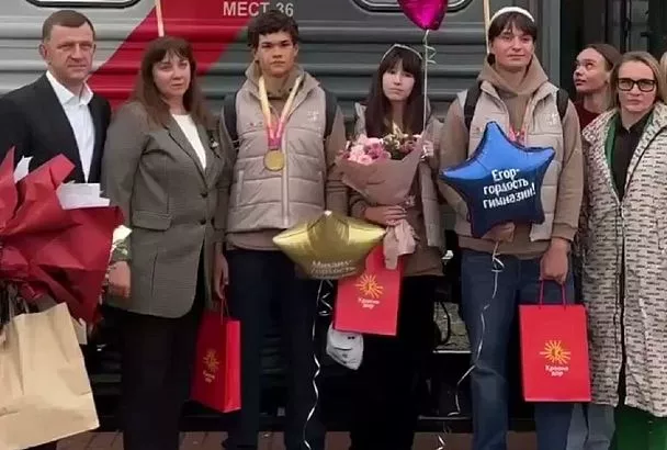 Мэр Краснодара Наумов встретил на вокзале призеров юношеского фестиваля БРИКС