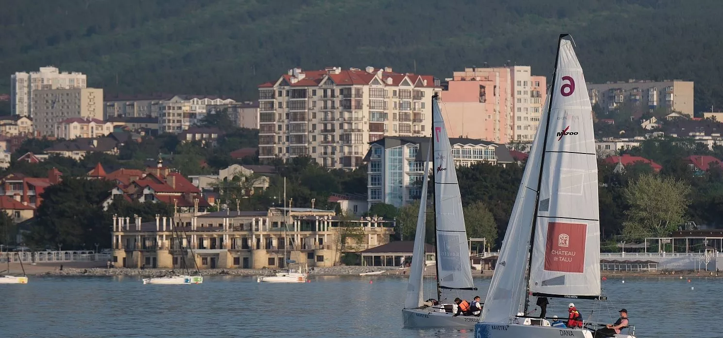 Такой шикарный вид на Геленджикскую бухту открывается туристам во время морских прогулок.