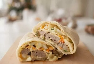 Делаем шаурму из новогодних продуктов: хрустящая снаружи и с густым соусом внутри, как с гриля