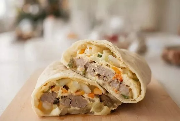 Делаем шаурму из новогодних продуктов: хрустящая снаружи и с густым соусом внутри, как с гриля