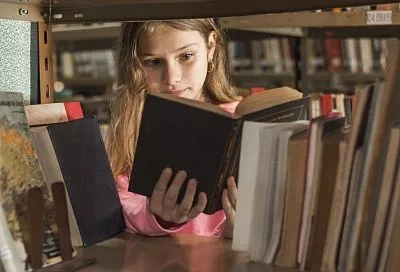 Есаул передал личную коллекцию книг Курганинской библиотеке