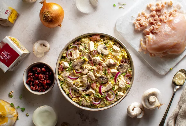 Режу копчёную курицу кубиками, открываю фасоль — и салат «Минутка» уже на столе!