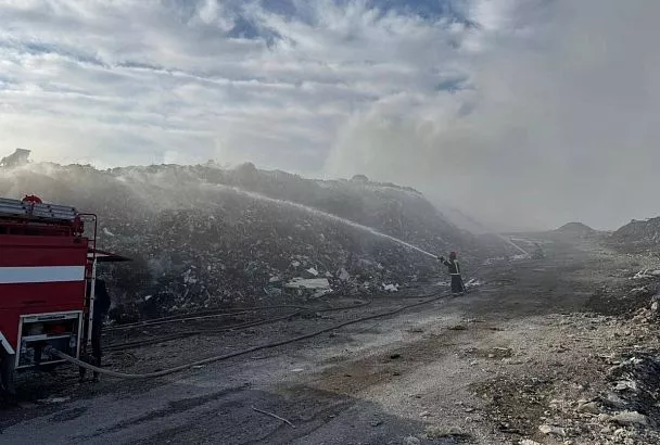 Площадь пожара на мусорном полигоне в Новороссийске сократили до 800 квадратных метров